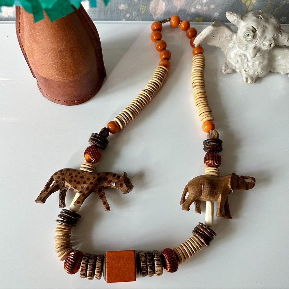 vintage mcm carved cheetah & elephant mixed materials wooden necklace - Picture 2 of 3